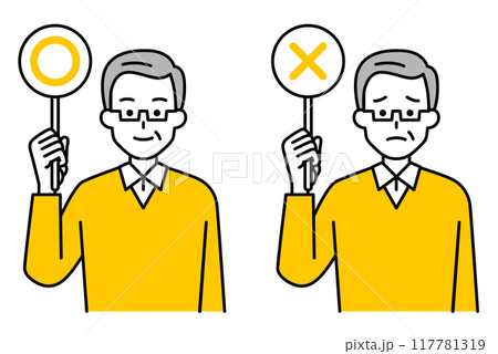 ○×マークのプラカードを上げる年配の男性 117781319