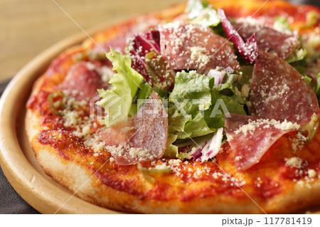 ドライソーセージを使った美味しそうなピザのクローズアップ ドライソーセージを使った美味しそうなピザのクローズアップ 117781419