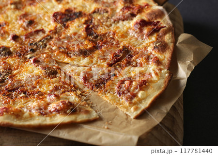 美味しそうなクアトロフォルマッジピザのクローズアップ 美味しそうなクアトロフォルマッジピザのクローズアップ 117781440