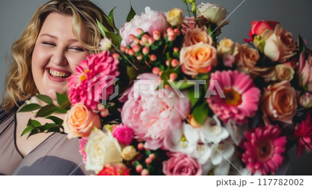Beautiful woman holding the bouquete of white flowers. 117782002