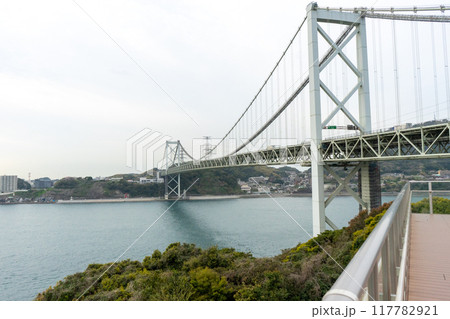 海峡に架かる関門橋 117782921