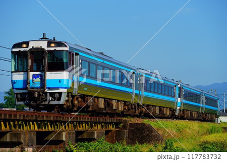 キハ185系・4両編成で運転する特急剣山2号の写真素材 [117783732] - PIXTA
