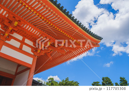 [京都]朱色に染められた伝統的な屋根と晴天の青空 117785308