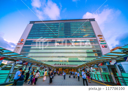 日本の横浜都市景観 8月。新横浜駅や横浜プリンスホテルなどを望む。…新たな時代へ＝令和6年8月25日 117786100