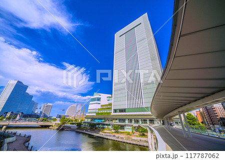 日本の横浜都市景観 桜木町駅　新南口前の人道橋から横浜市役所やみなとみらいなどを望む＝8月17日 117787062