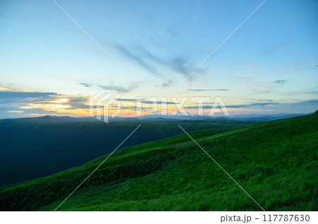熊本 阿蘇 大観峰 夕暮れ たそがれ時 117787630