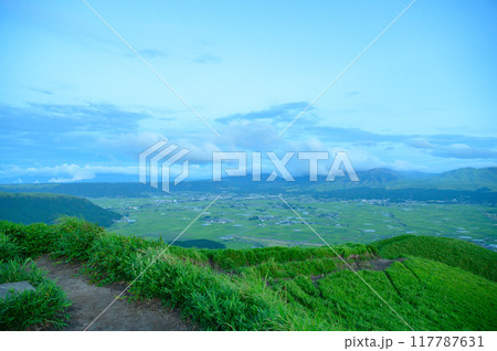 熊本 阿蘇 大観峰 夕暮れ たそがれ時 熊本 阿蘇 大観峰 夕暮れ たそがれ時 117787631