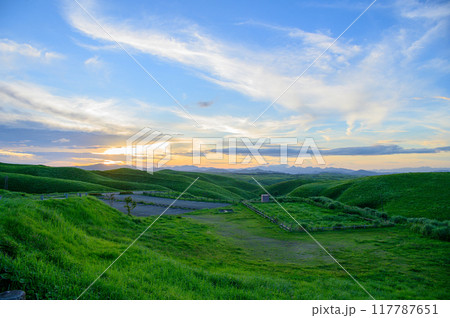 熊本 阿蘇 大観峰 夕暮れ たそがれ時 熊本 阿蘇 大観峰 夕暮れ たそがれ時 117787651