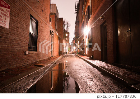 夜のボストンの雨あがりの路地裏 夜のボストンの雨あがりの路地裏 117787836