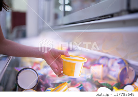 アイスクリームを選ぶ子供の手 アイスクリームを選ぶ子供の手 117788649