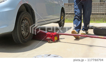 車のタイヤ修理 117788704