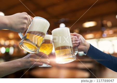 Fun and friendly communication in a beer bar. 117789047