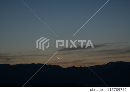 北杜市白州町から見る奥秩父山塊上の新月前夜のとても細い月 117789785