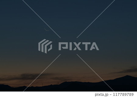 北杜市白州町から見る奥秩父山塊上の新月前夜のとても細い月 北杜市白州町から見る奥秩父山塊上の新月前夜のとても細い月 117789789