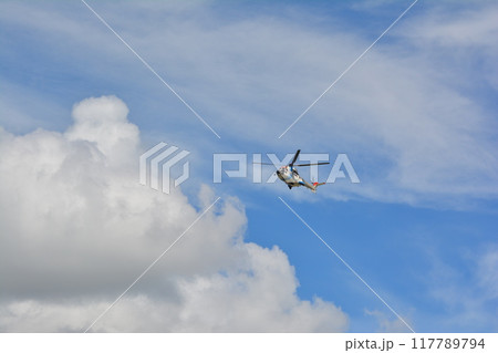 名古屋空港上空を飛ぶヘリコプター 117789794