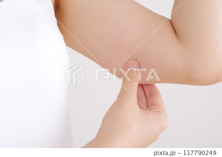 二の腕をつまむ若い女性 117790249