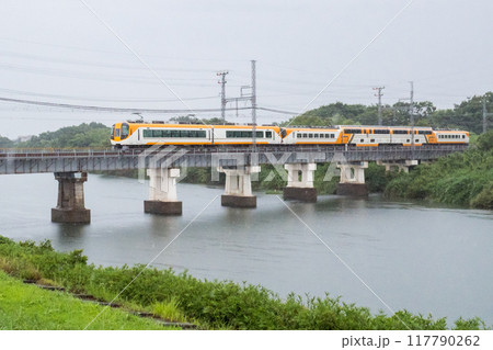 【山田線】雨の櫛田川を渡る特急列車 117790262