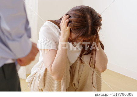 女性を追い詰める暴力的な男性 女性を追い詰める暴力的な男性 117790309