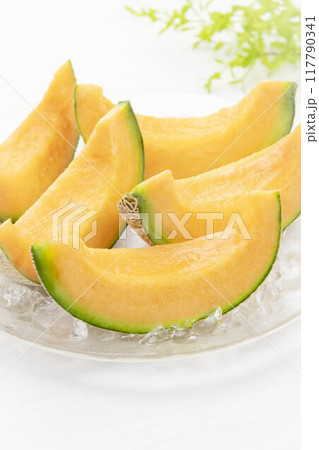 畑で収穫した新鮮で甘く美味しいメロン 畑で収穫した新鮮で甘く美味しいメロン 117790341