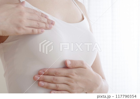 乳がんのセルフチェックをしている女性 乳がんのセルフチェックをしている女性 117790354