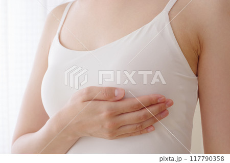乳がんのセルフチェックをしている女性 117790358