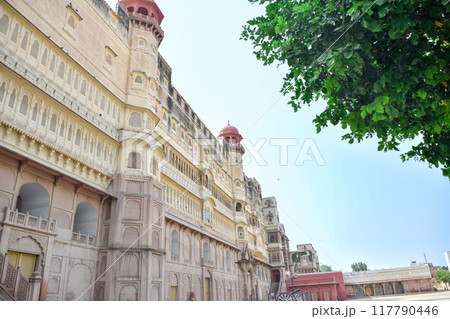 Junagarh Fort in Bikaner with havelis, windows and touristy red facades Junagarh Fort in Bikaner with havelis, windows and touristy red facades 117790446