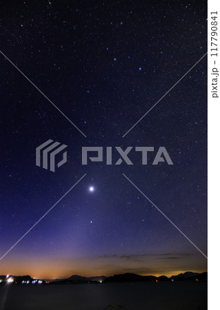 瀬戸内の冬の星景　明け空に昇る金星とおとめ座と黄道光 117790841