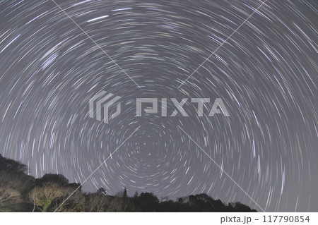 冬の星空　北の空の星の軌跡 117790854