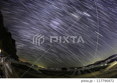 牡蠣棚並ぶ冬の瀬戸内の星の軌跡 牡蠣棚並ぶ冬の瀬戸内の星の軌跡 117790872