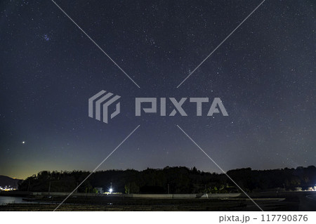 瀬戸内の冬の星景カシオペア座と北の天の川 117790876