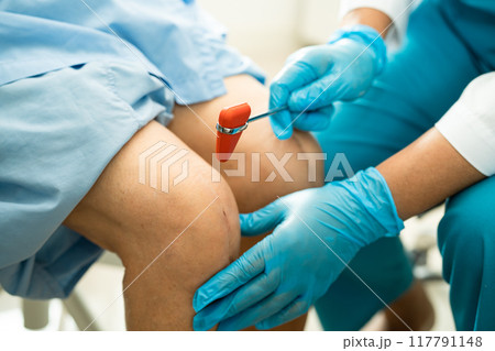 Asian doctor inject Hyaluronic acid platelet rich plasma into the knee of senior woman to walk without pain. Asian doctor inject Hyaluronic acid platelet rich plasma into the knee of senior woman to walk without pain. 117791148