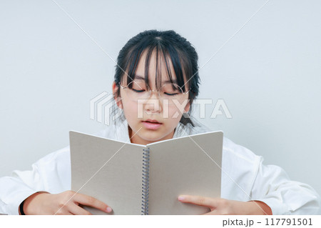 参考書を読んでいる小学生女子 117791501