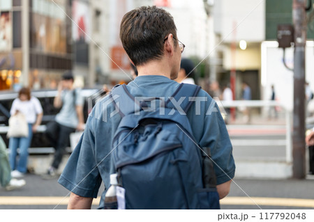 街中を歩くシニア男性 街中を歩くシニア男性 117792048