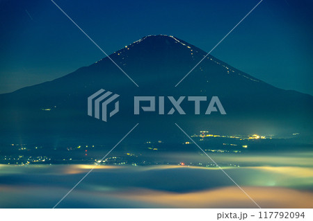 夜の誓いの丘公園から見た夏富士と登山道の灯り 117792094