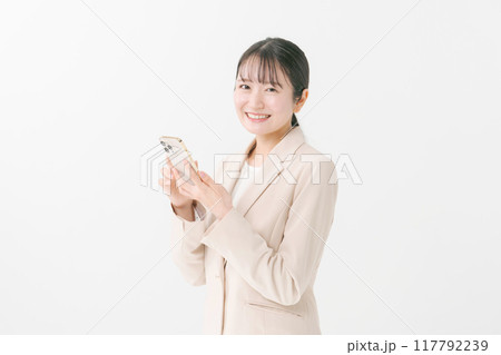 スマートフォンを使うスーツの女性 117792239