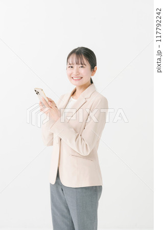 スマートフォンを使うスーツの女性 117792242