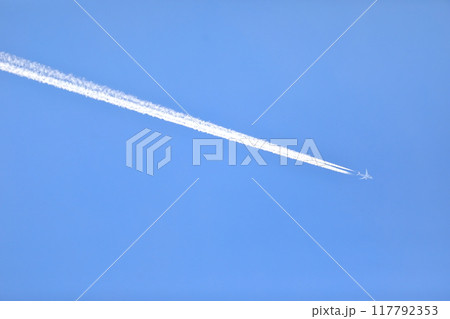 飛行機雲　イメージ 117792353