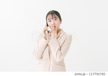 驚いた表情のビジネス女性 117792392