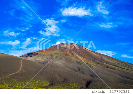 太郎坊の登山道から見た夏富士と青空 117792521