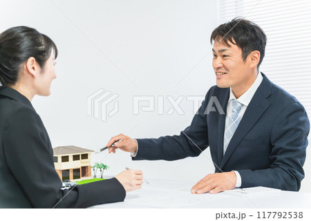 設計事務所でミーティング・会議をする笑顔のビジネスマン男女 設計事務所でミーティング・会議をする笑顔のビジネスマン男女 117792538