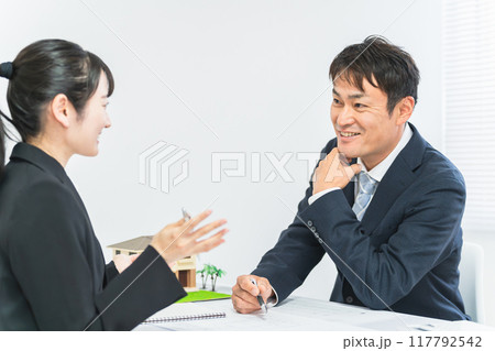 設計事務所でミーティング・会議をする笑顔のビジネスマン男女 117792542