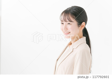 スーツを着た若い女性 117792601