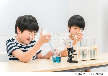 理科の実験をする小学生の男の子 117792610