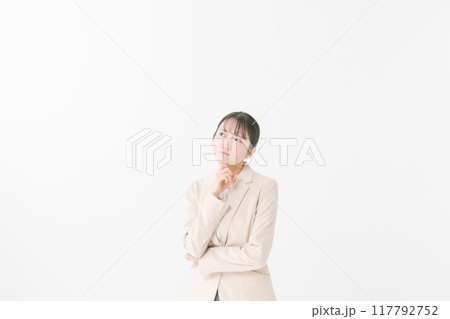 考える表情のスーツを着た女性 117792752