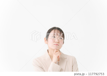 考える表情のスーツを着た女性 117792753