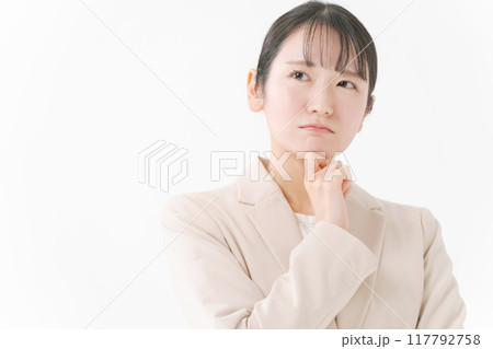 考える表情のスーツを着た女性 117792758