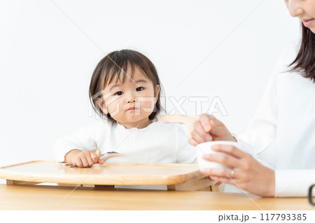 育児　食事　親子 117793385