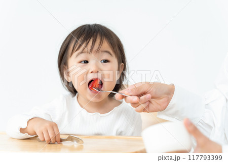 育児 食事 親子 育児 食事 親子 117793399