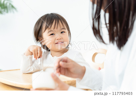 育児　食事　親子 117793403