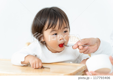 育児　食事　親子 117793406